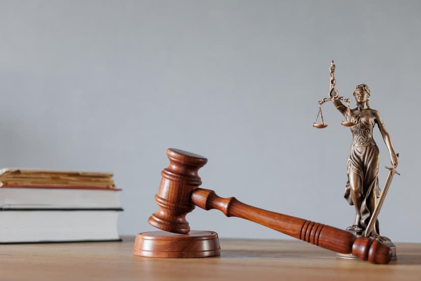 Adalet Sembolleri - Hakim Tokmağı ve Adalet Heykeli