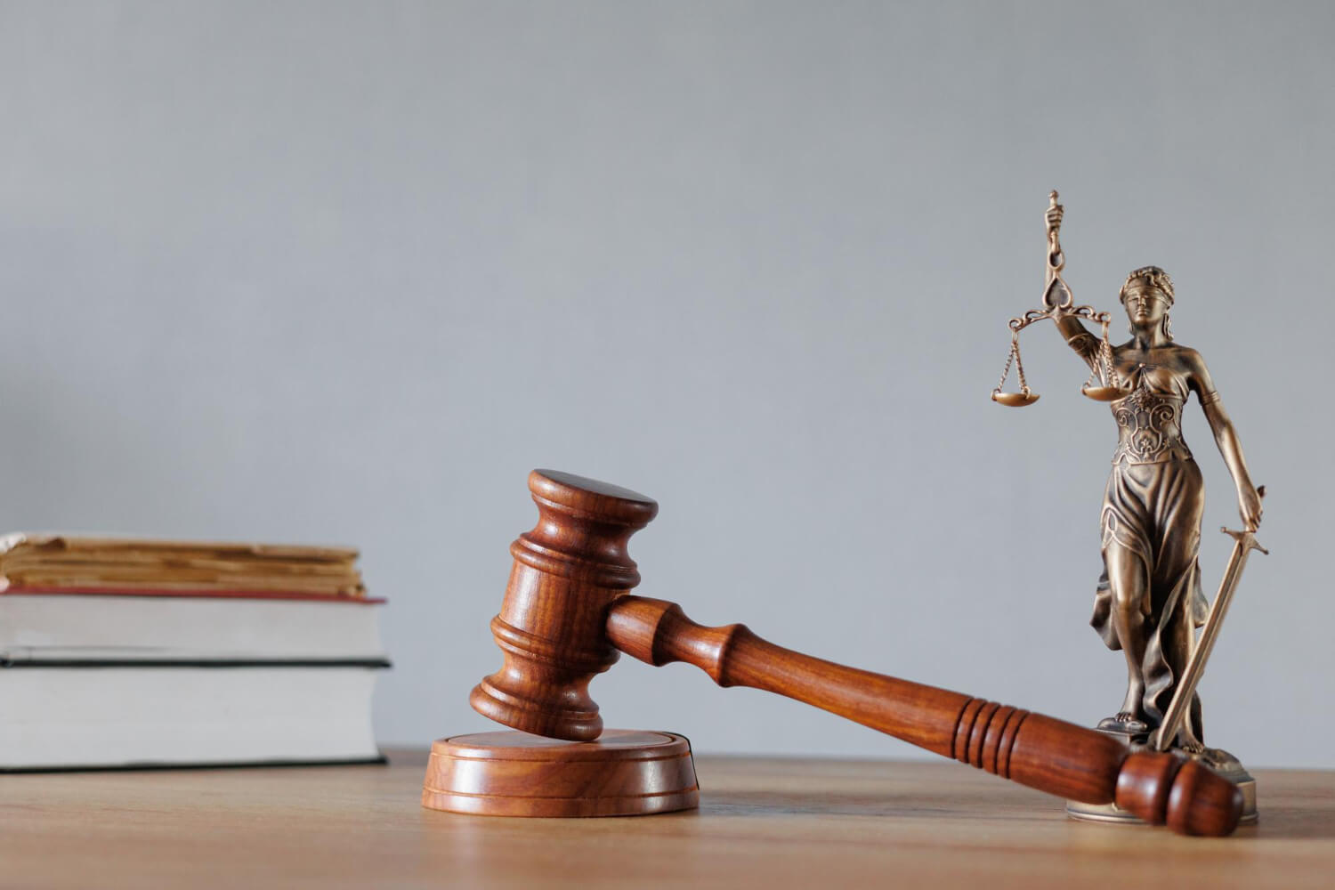 Adalet Sembolleri - Hakim Tokmağı ve Adalet Heykeli